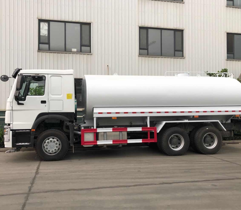 HOWO 6X4 WATER TANK TRUCK 2