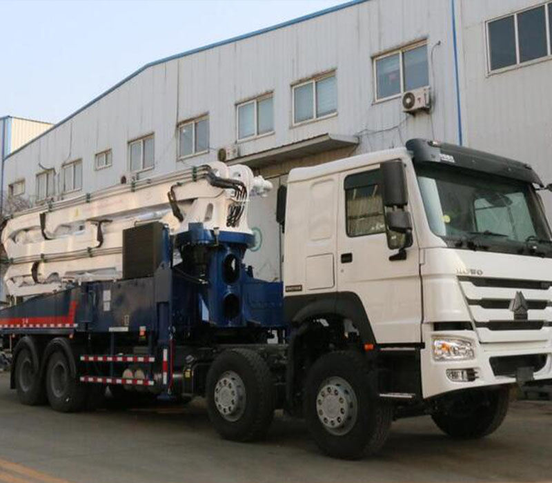 SINOTRUK HOWO 8X4 CONCRETE PUMP TRUCK